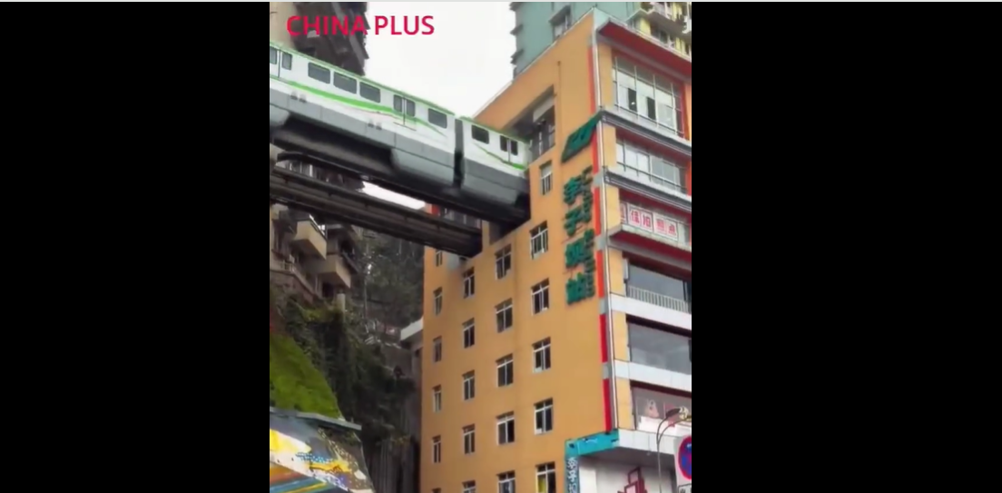 Cum vrea China să aducă turiști din România. Imagini spectaculoase cu un tren care trece printr-un bloc de locuințe VIDEO