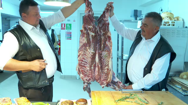 80 de lei o porție de miel la tavă, dar turiștii au luat cu asalt Brașovul de Paște. ”Ne pregătim pentru ospăț”