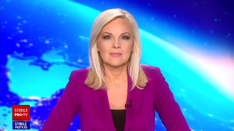 Imagini virale cu un polițist local din Cluj care ajută o rață cu boboci să ajungă înapoi în lac. ”Ce bine faceți!” VIDEO