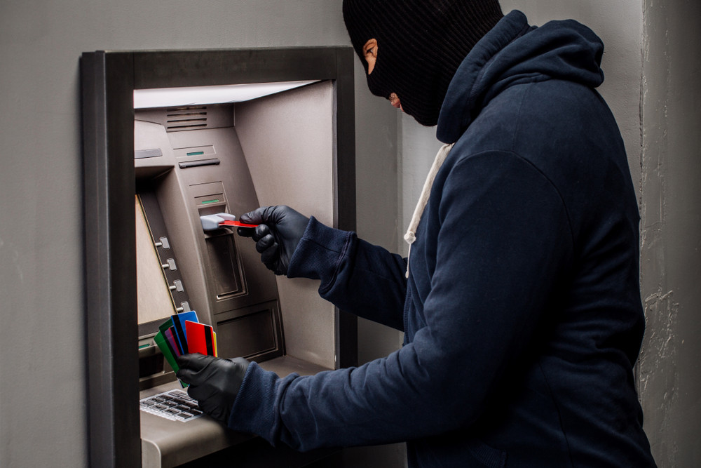 Un român a rămas fără o mână în timp ce încerca să fure bani dintr-un bancomat, în Italia