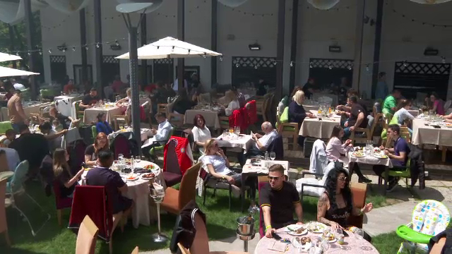 Brunch în aer liber în Poiana Brașov. Turiștii au avut de ales între berbecuț la proțap, borș de miel sau saramură de pește