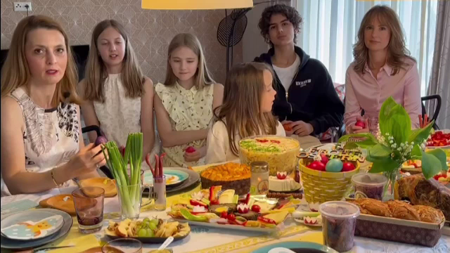 Românii plecați peste hotare au petrecut Paștele împreună. Și-au alinat dorul de familie cu mâncăruri tradiționale