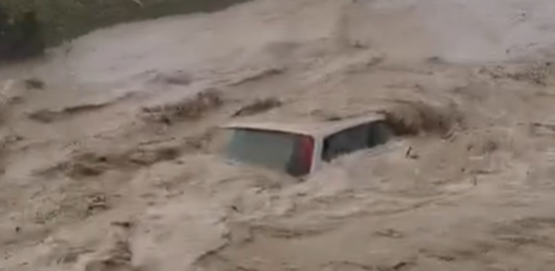 Trei autoturisme au fost luate de ape şi duse la o distanţă de un kilometru, în Prahova, în urma unei ploi torențiale. VIDEO