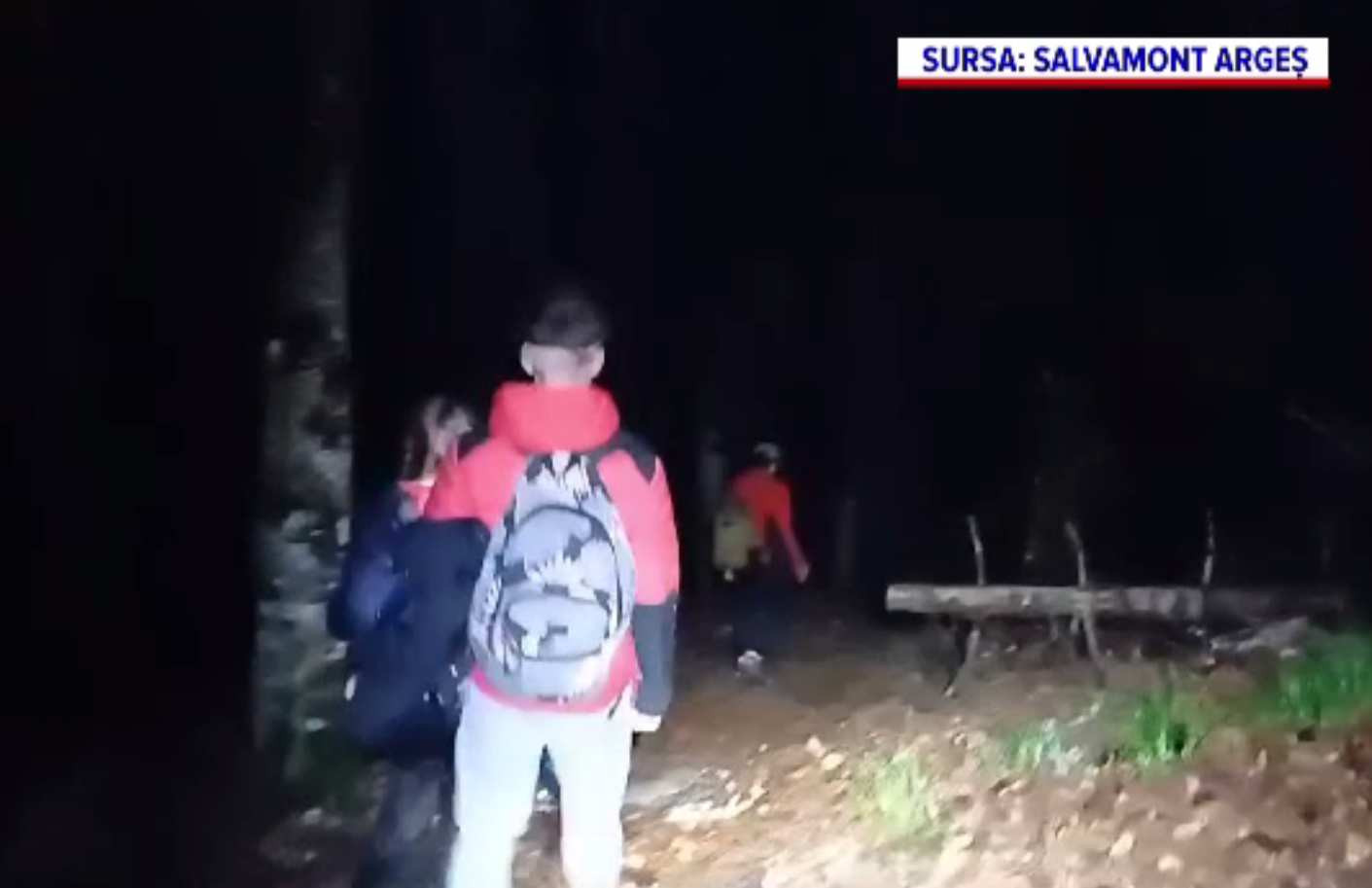 Salvamontiștii din Argeș au intervenit pentru a salva un grup de tineri care înnoptaseră pe munte, când a pornit grindina