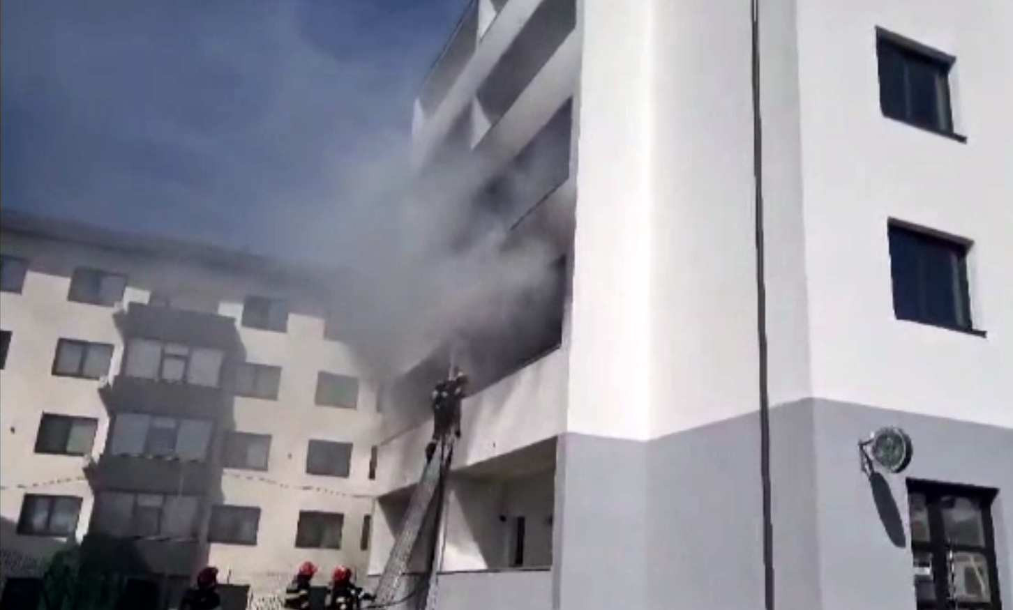 Incendii din cauza lumânărilor lăsate nesupravegheate. Din fericire, au fost doar pagube materiale