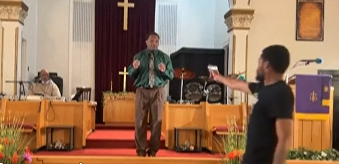 Incident șocant într-o biserică din SUA. Un individ a încercat să îl împuște pe preot, dar arma s-a blocat