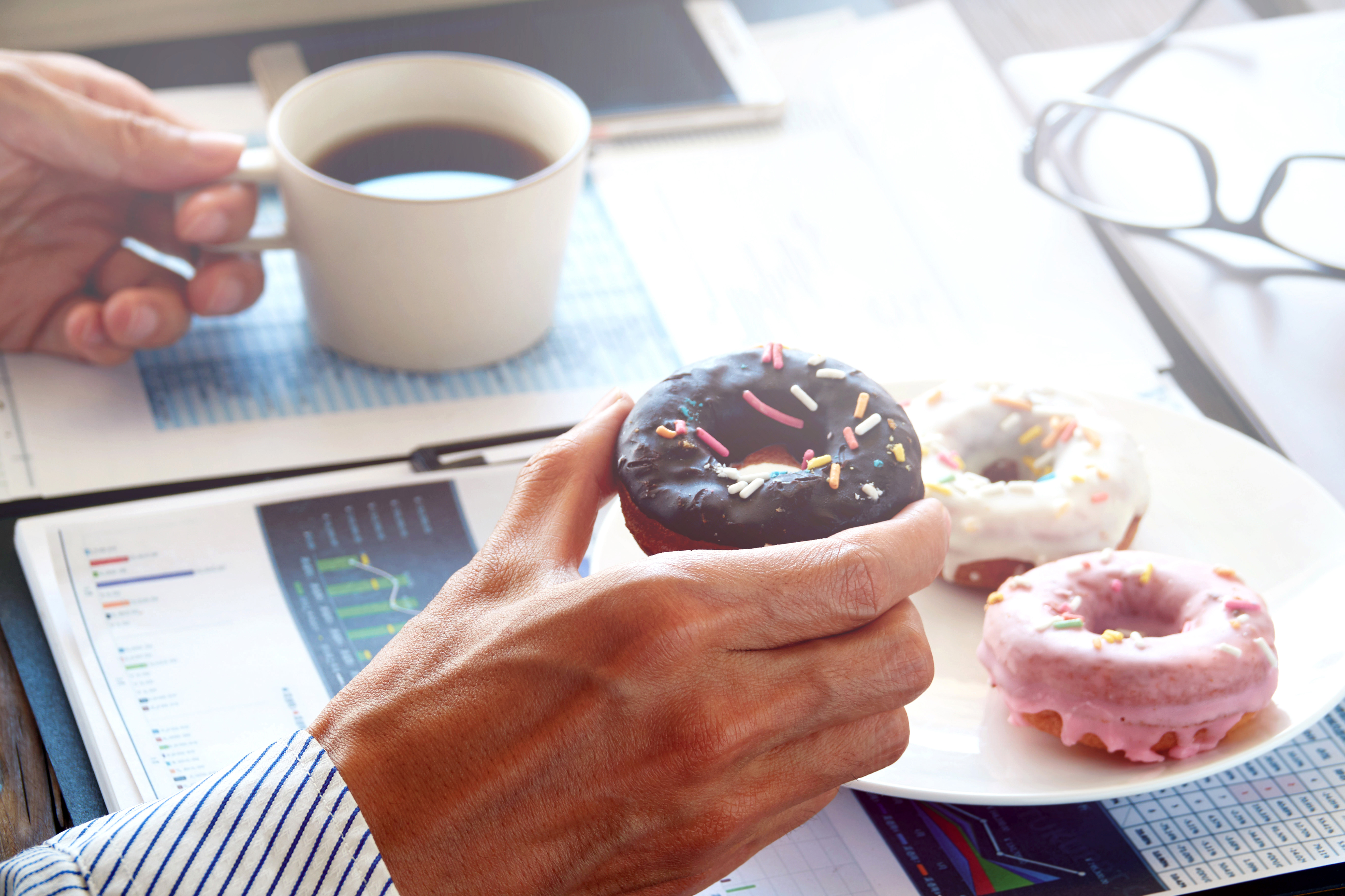 Cât de sănătoase sunt gustările între mese. Mihaela Bilic: „Suntem programați să mâncăm non-stop”