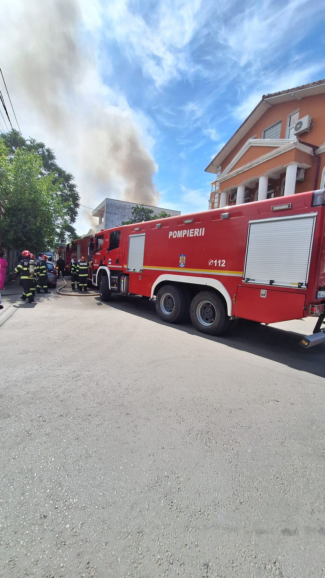 Un bărbat a murit într-un incendiu de amploare din București. Casa i-a luat foc după ce a uitat o candelă aprinsă