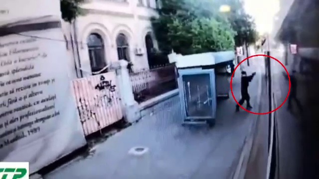 Incident periculos în Iași. Un bărbat a aruncat cu mai multe pietre într-un tramvai. Scena a fost filmată