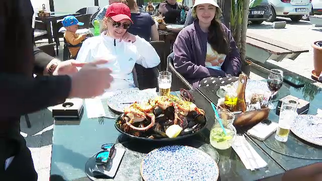 Jumătate din turiștii veniți pe litoral de Paște au fost „la negru”. Au dat mii de euro pe ”tradiționalele” sushi și wagyu