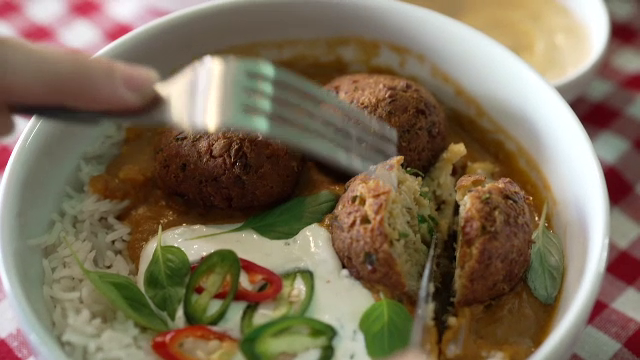 Trucuri la îndemâna oricui pentru a salva mâncarea rămasă de Paște. Românii aruncă anual 2,5 milioane de tone de alimente