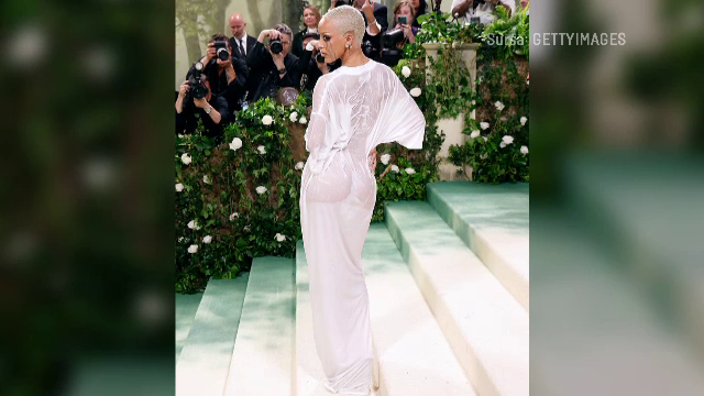Motivul pentru care Doja Cat a mers la Met Gala îmbrăcată într-un tricou ud, supradimensionat. Un bilet costă 75.000 dolari