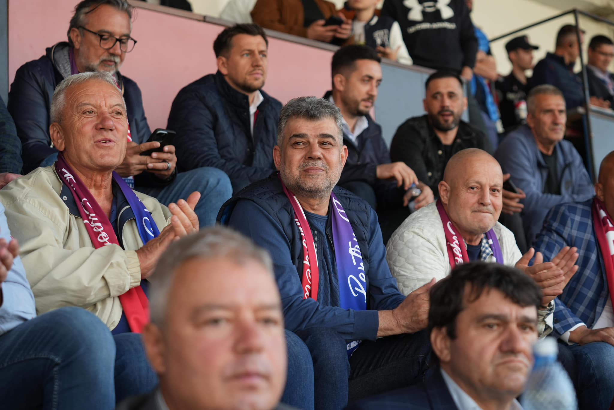 Marcel Ciolacu, în culmea fericirii după ce Gloria Buzău a promovat în Superligă. Cum s-a pozat premierul pe stadion FOTO