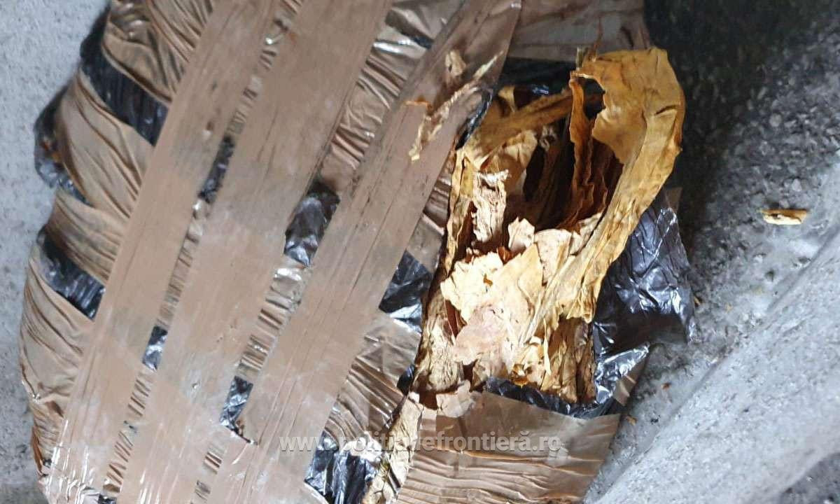 Ce au găsit polițiștii din Giurgiu sub podeaua unui Mercedes, în urma unui control. Șoferul s-a ales cu dosar penal | FOTO