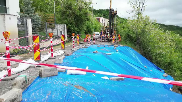 Metoda românească pentru a ”rezolva” problema străzii care s-a surpat în Cluj-Napoca: a fost acoperită cu o prelată