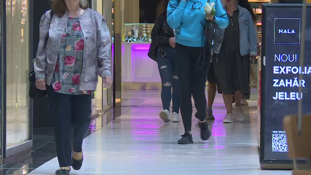 Românii au trecut din nou la cumpărături, încurajați de o ușoară creștere a veniturilor. „Grijă la lucrurile mici și dese”
