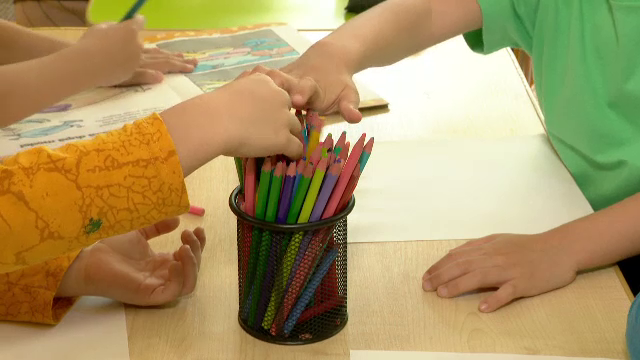 Adulții care lovesc sau umilesc copiii în grădinițe și școli vor risca închisoarea. Ce presupune legea intrată în vigoare