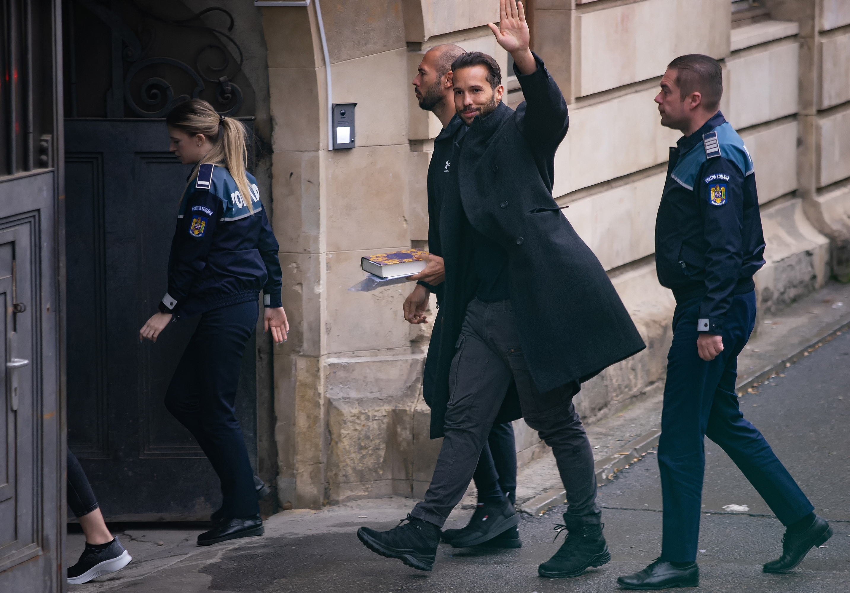 Încă patru femei din Marea Britanie îl acuză pe Andrew Tate de viol. Influencerul a fost citat la domiciliul din România