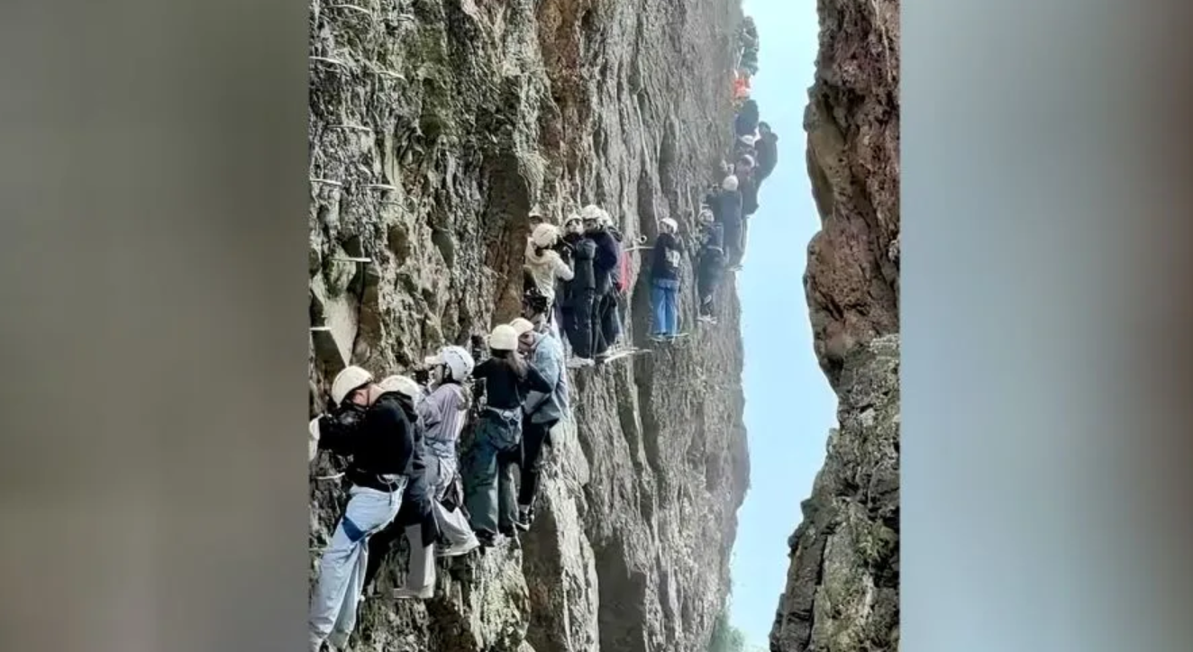 Turiști blocați pe o stâncă mai bine de o oră, pe un traseu celebru, din cauza aglomerației. Imagini virale