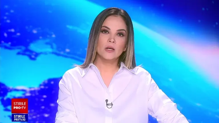 Șoferul unui microbuz cu muncitori a pierdut controlul volanului și a intrat într-un copac, în județul Gorj