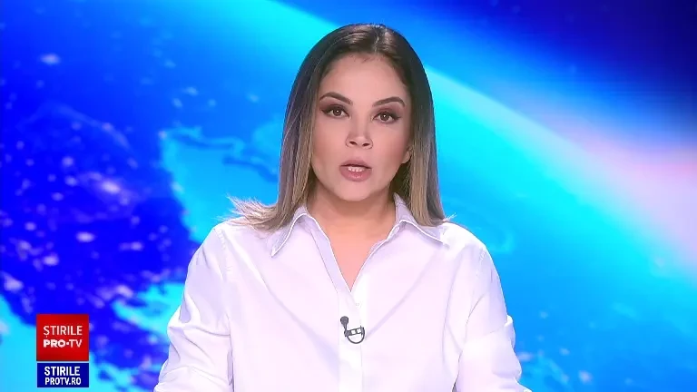 Metoda românească pentru a ”rezolva” problema străzii care s-a surpat în Cluj-Napoca: a fost acoperită cu o prelată