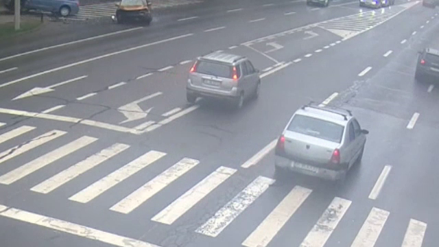 Momentul în care o mașină lovește din plin un alt vehicul pe un bulevard din Iași. Care este starea șoferului