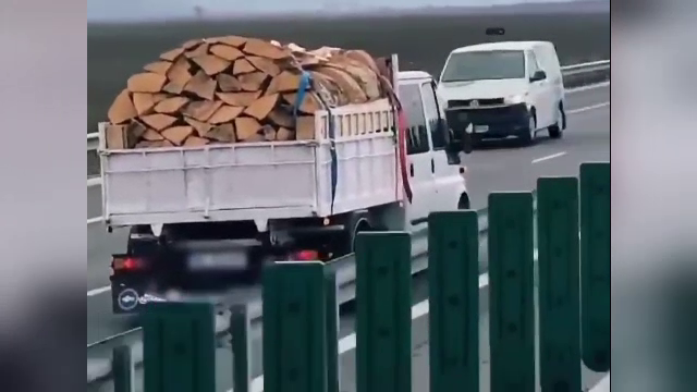 Pățania unui bărbat care a intrat pe contrasens pe centura ocolitoare a Bacăului. Întreaga scenă a fost filmată