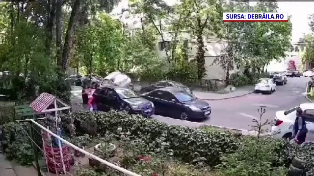 Cascadorie inexplicabilă. Cum s-a urcat o șoferiță din Brăila pe mai multe mașini parcate