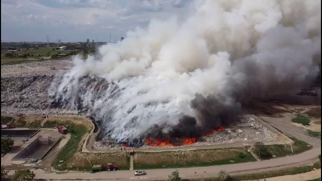 Pompierii din Galați continuă lupta cu flăcările de la groapa de gunoi. Scenariul luat în calcul de anchetatori