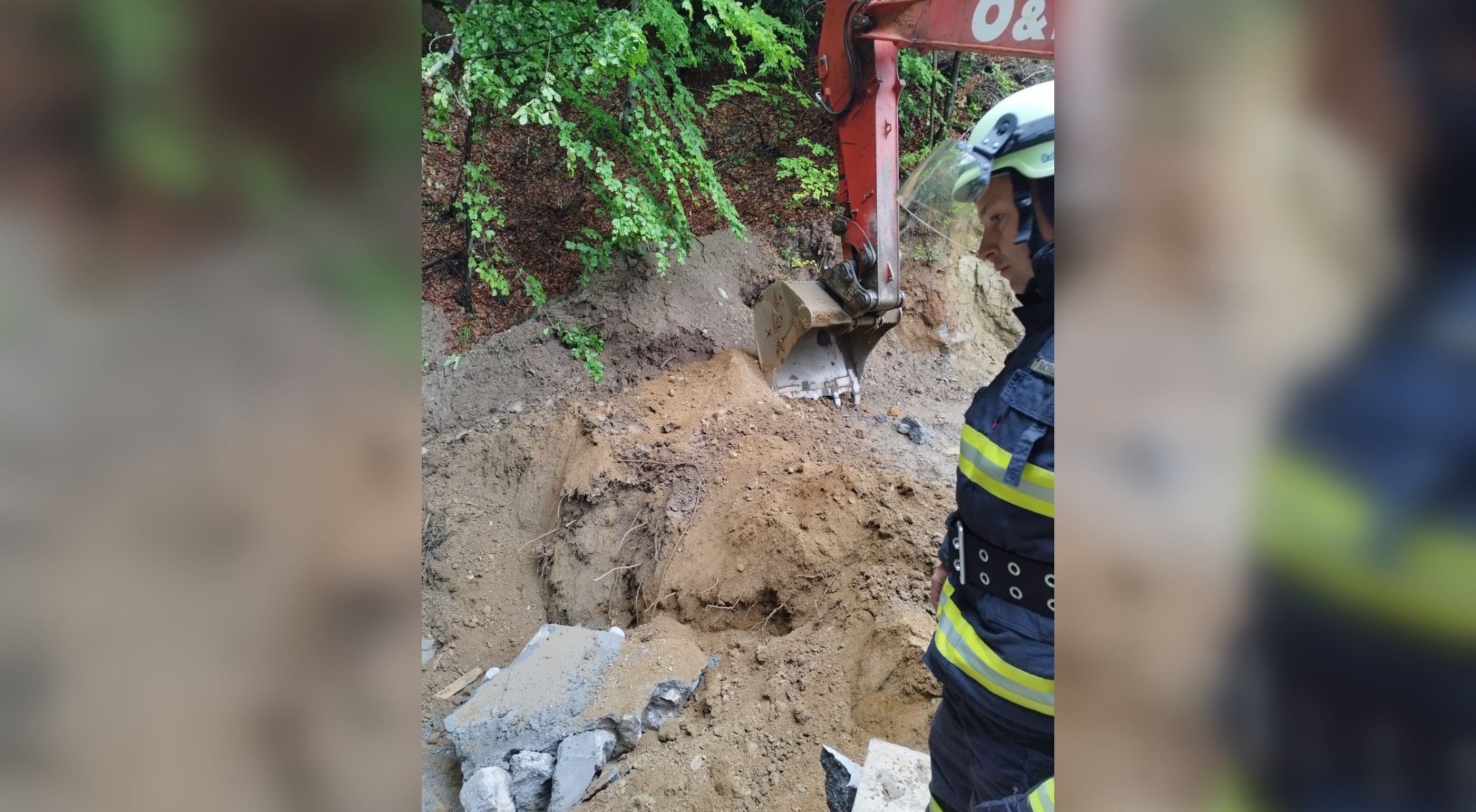 Un bărbat din Vâlcea a murit după ce a fost prins sub un mal de pământ, în timp ce lucra la reconstrucţia unui drum forestier