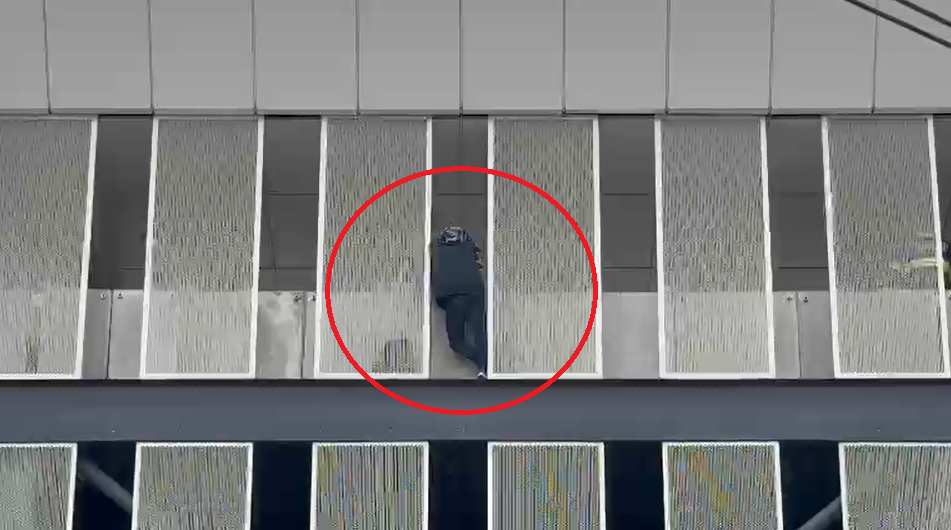 Tentativă de suicid lângă Carrefour Pantelimon, în București. Un bărbat a amenințat că se va arunca de la etajul unei parcări