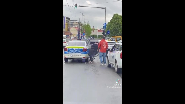 Polițista din Cluj care și-a pulverizat cu spray lacrimogen colegul ce se lupta cu un agresor a fost angajată anul trecut
