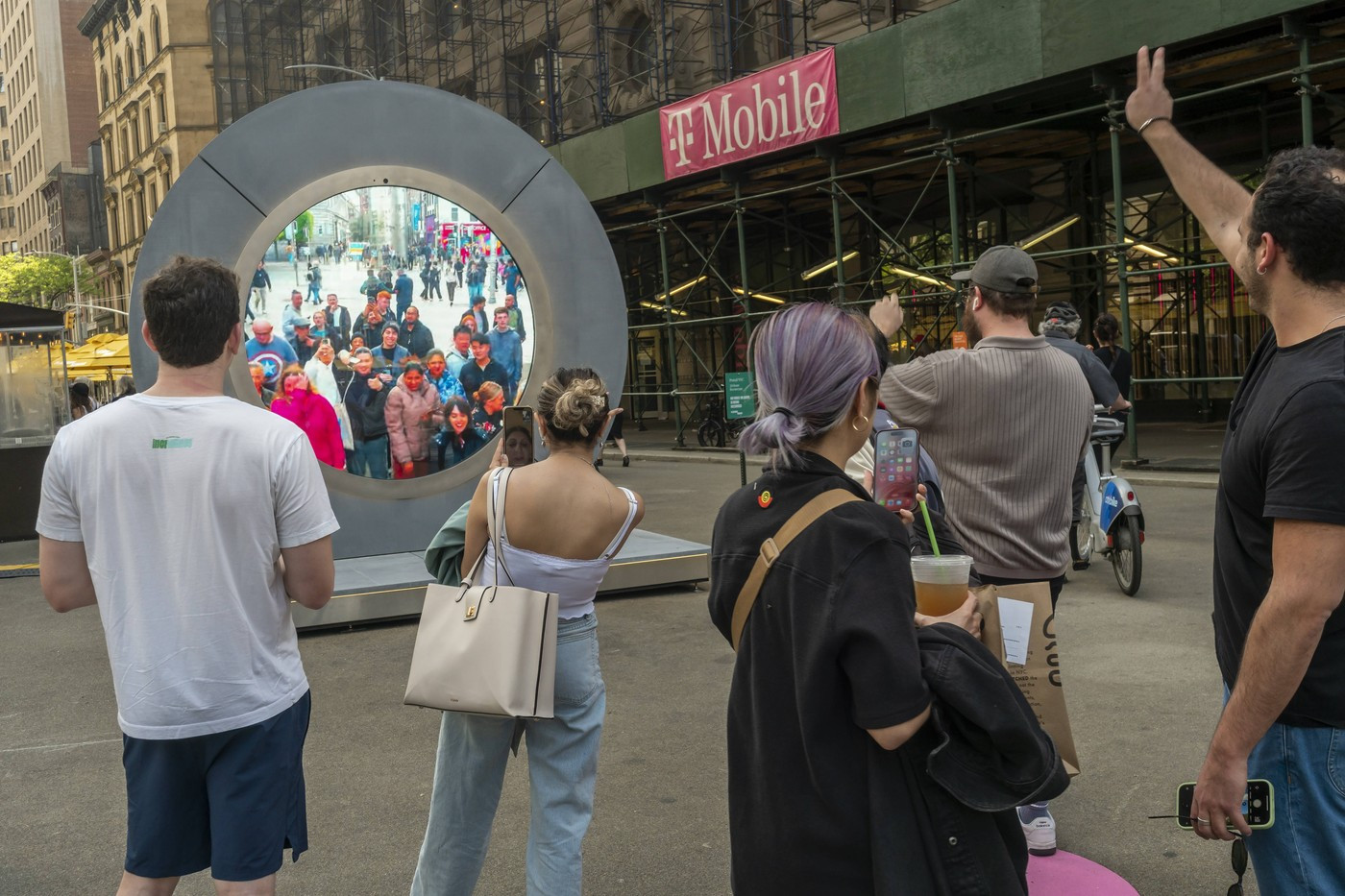 A fost inventat un portal ce face conexiunea între New York și Dublin. Oamenii aflați la mii de km distanță se pot vedea