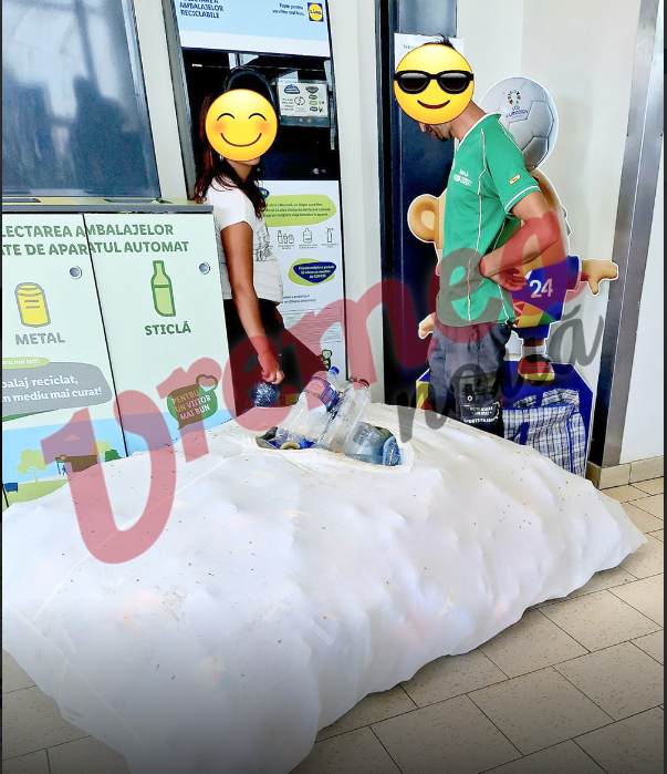 Doi tineri din Vaslui au mers cu „un munte” de PET-uri de pe stradă la reciclare. Câți bani reușesc să facă zilnic