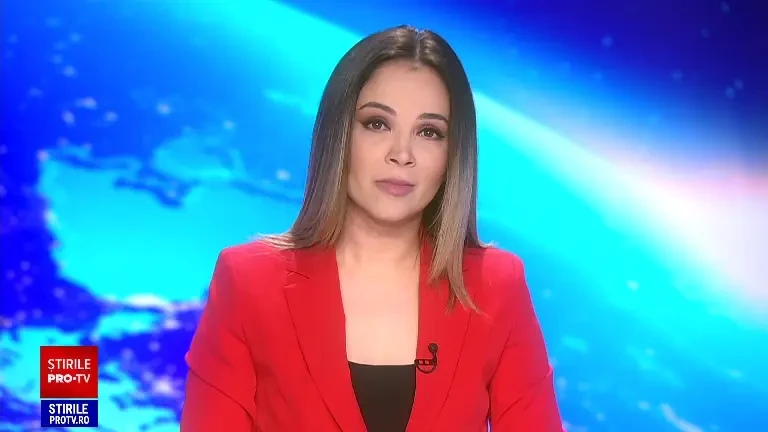 O polițistă din Cluj îi dă cu spray lacrimogen în față colegului ei care se lupta să imobilizeze un agresor VIDEO