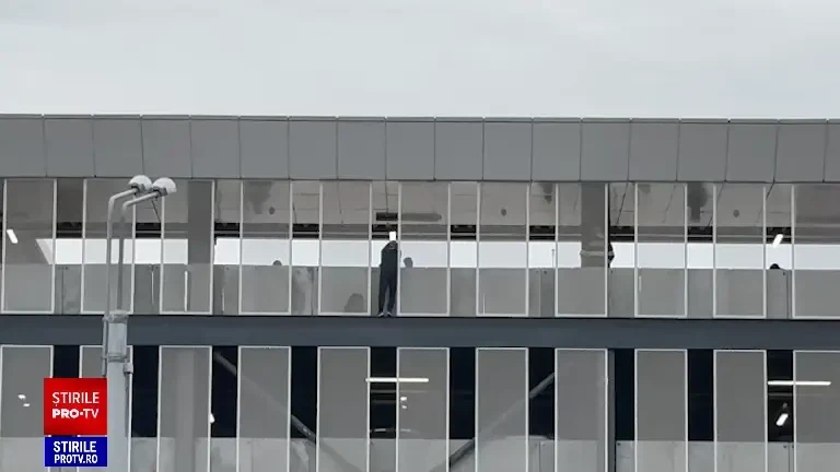 Tentativă de suicid la Cora Pantelimon, în București. Un bărbat amenință că se va arunca de la etaj