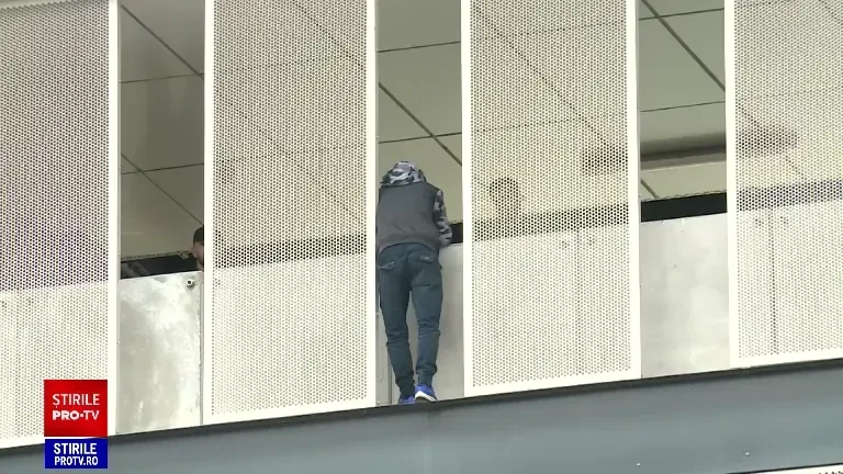 Tentativă de suicid lângă Carrefour Pantelimon, în București. Un bărbat a amenințat că se va arunca de la etajul unei parcări