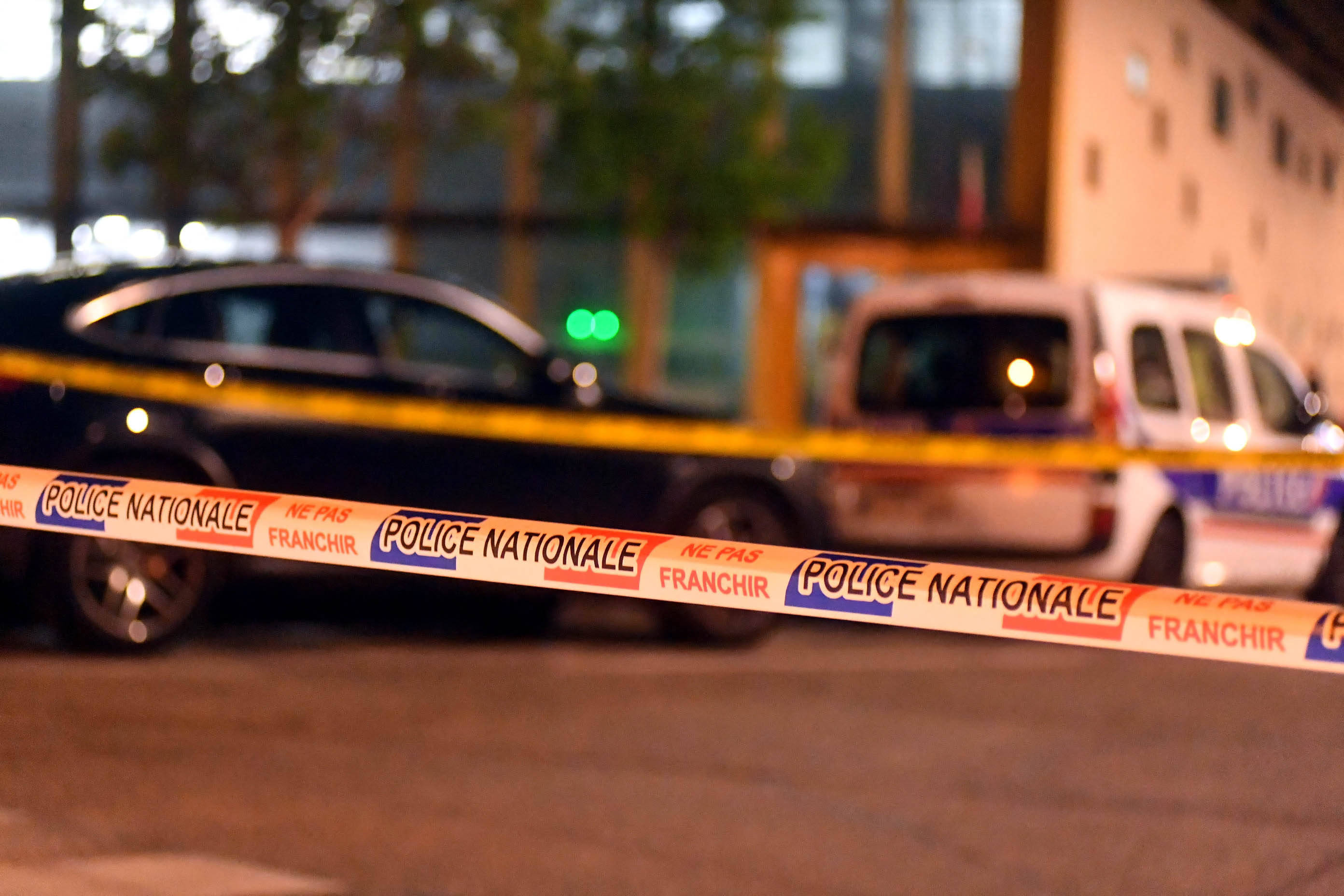 Doi polițiști au fost împușcați într-un comisariat din Paris, chiar cu arma furată de la un agent. Ce s-a întâmplat