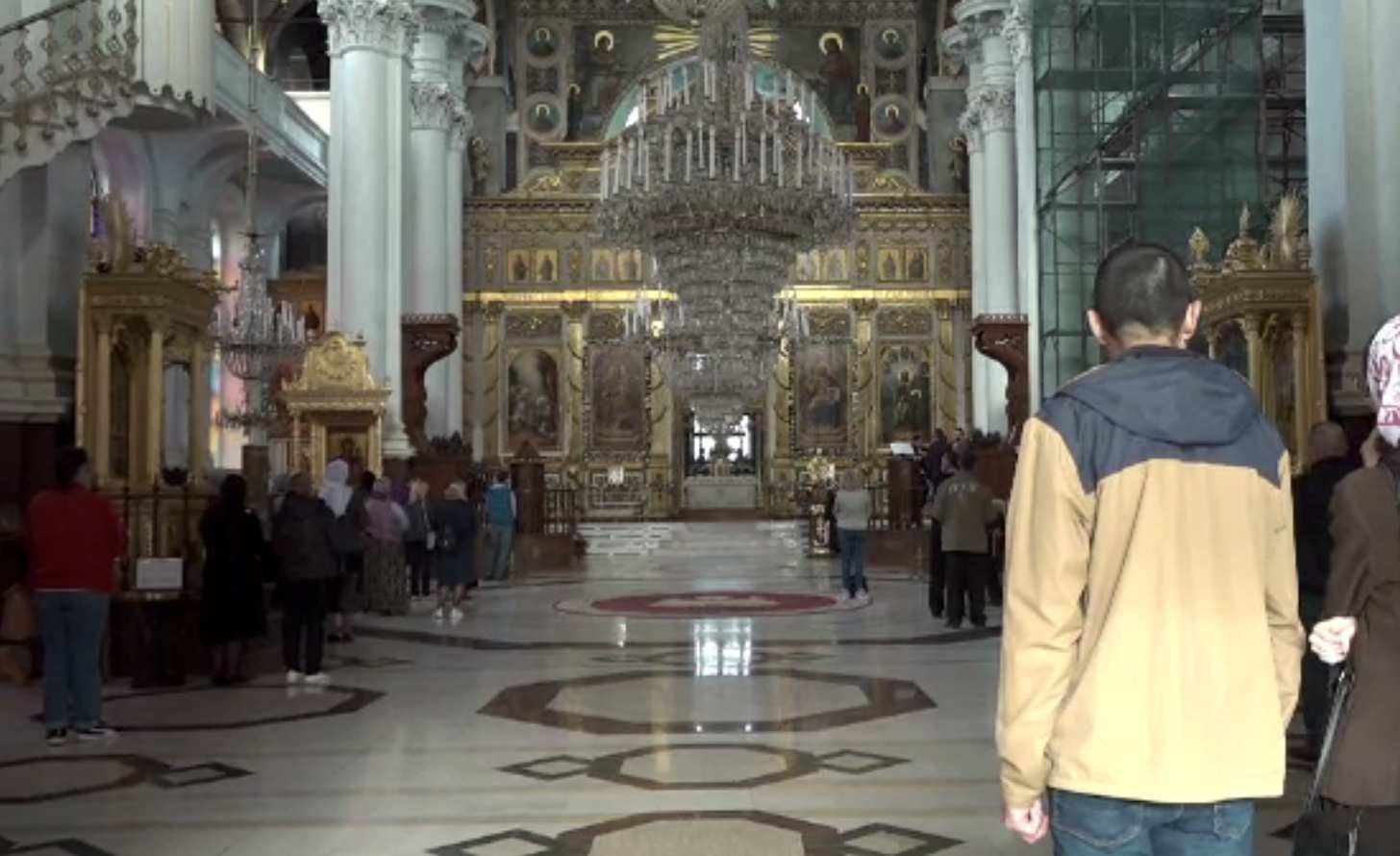 Biserica unde apa sfințită a fost păzită peste noapte de jandarmi, în catacombe. „Ne vindecă. Sunt minuni”