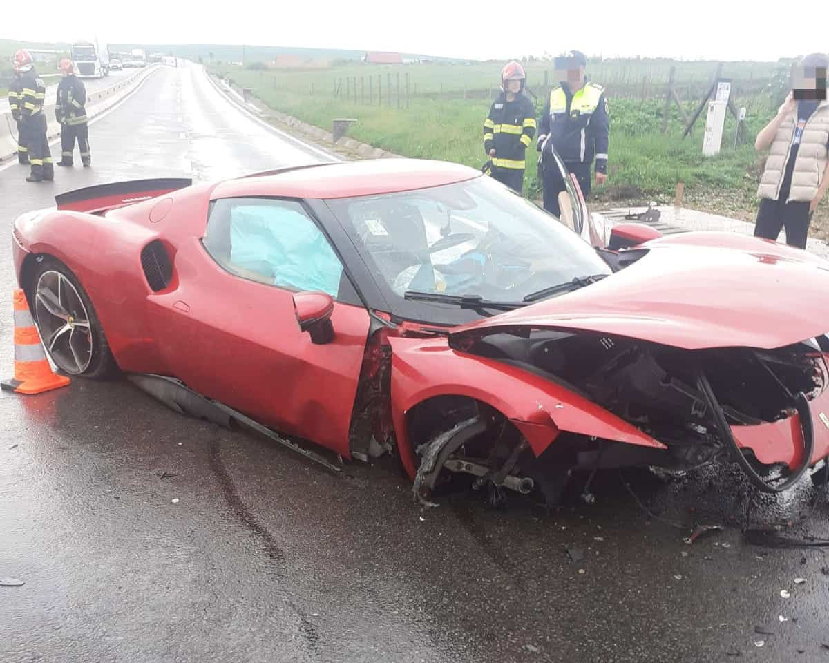 Un Ferrari s-a făcut zob între Turda și Cluj-Napoca. Două persoane au ajuns la spital | FOTO
