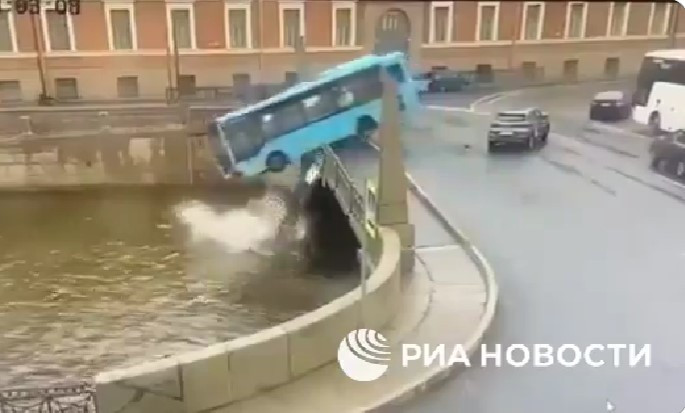 Cel puțin 4 morți după ce un autobuz cu 20 de pasageri a căzut de pe un pod, în Sankt Petersburg. Momentul a fost filmat