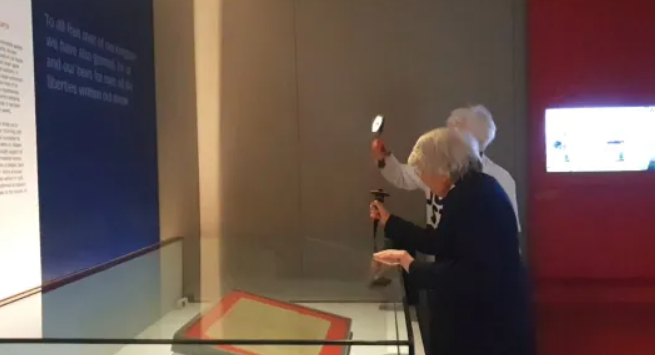 Două femei de peste 80 de ani au încercat să spargă vitrina unei copii a „Magna Carta” cu o daltă și cu un ciocan. VIDEO