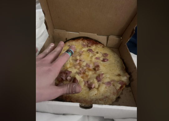 Un turist care a comandat două pizza a avut parte de un șoc atunci când s-a uitat pe nota de plată. „Pare o înșelătorie”