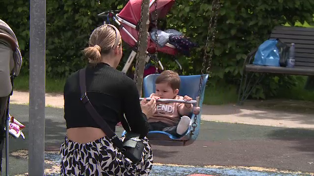 Românii vor tot mai puțin să devină părinți. Numărul de nașteri este din ce în ce mai mic de la o lună la alta