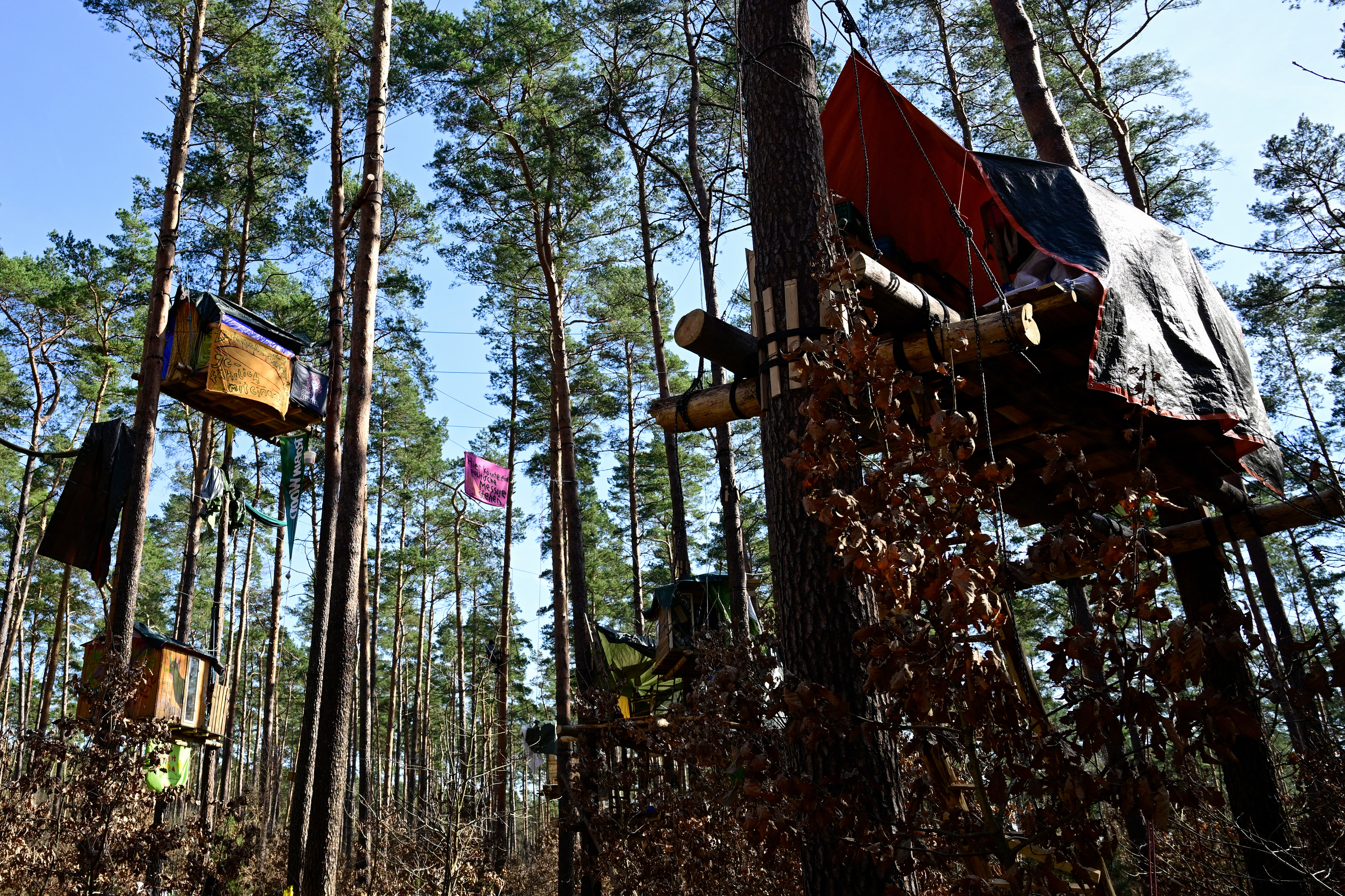 Sute de protestatari au încercat să pătrundă în fabrica Tesla de lângă Berlin