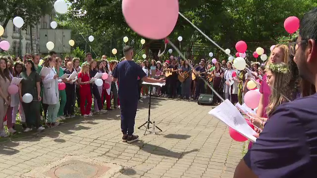 Studenții din ultimul an la Medicină din Timișoara și-au colindat dascălii, drept mulțumire. ”Este emoționant”