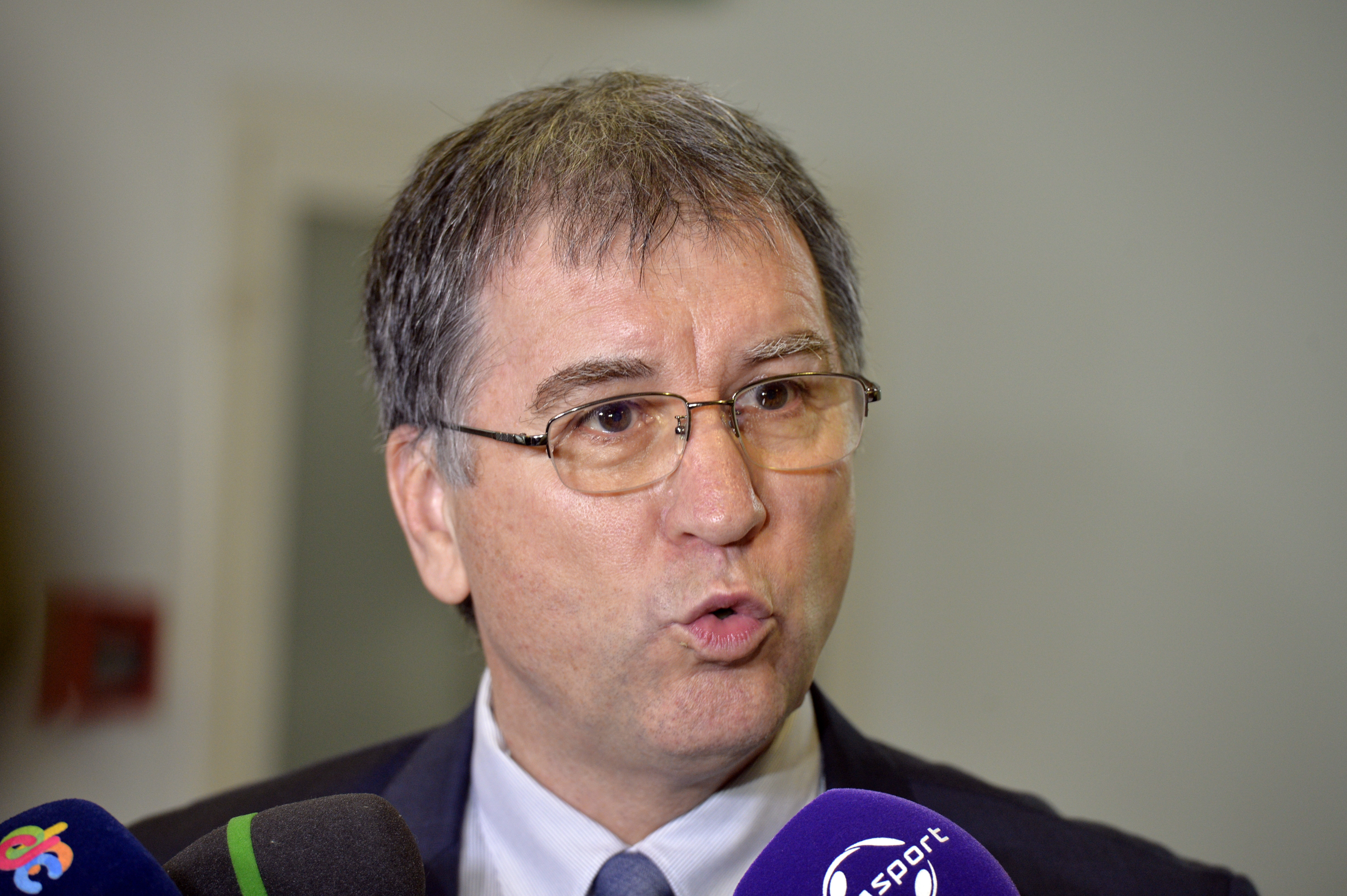 Valeriu Argăseală de la FCSB lansează un volum de poezie. ”Se odihnesc cei plini de milioane, la capete le stau imense cruci”