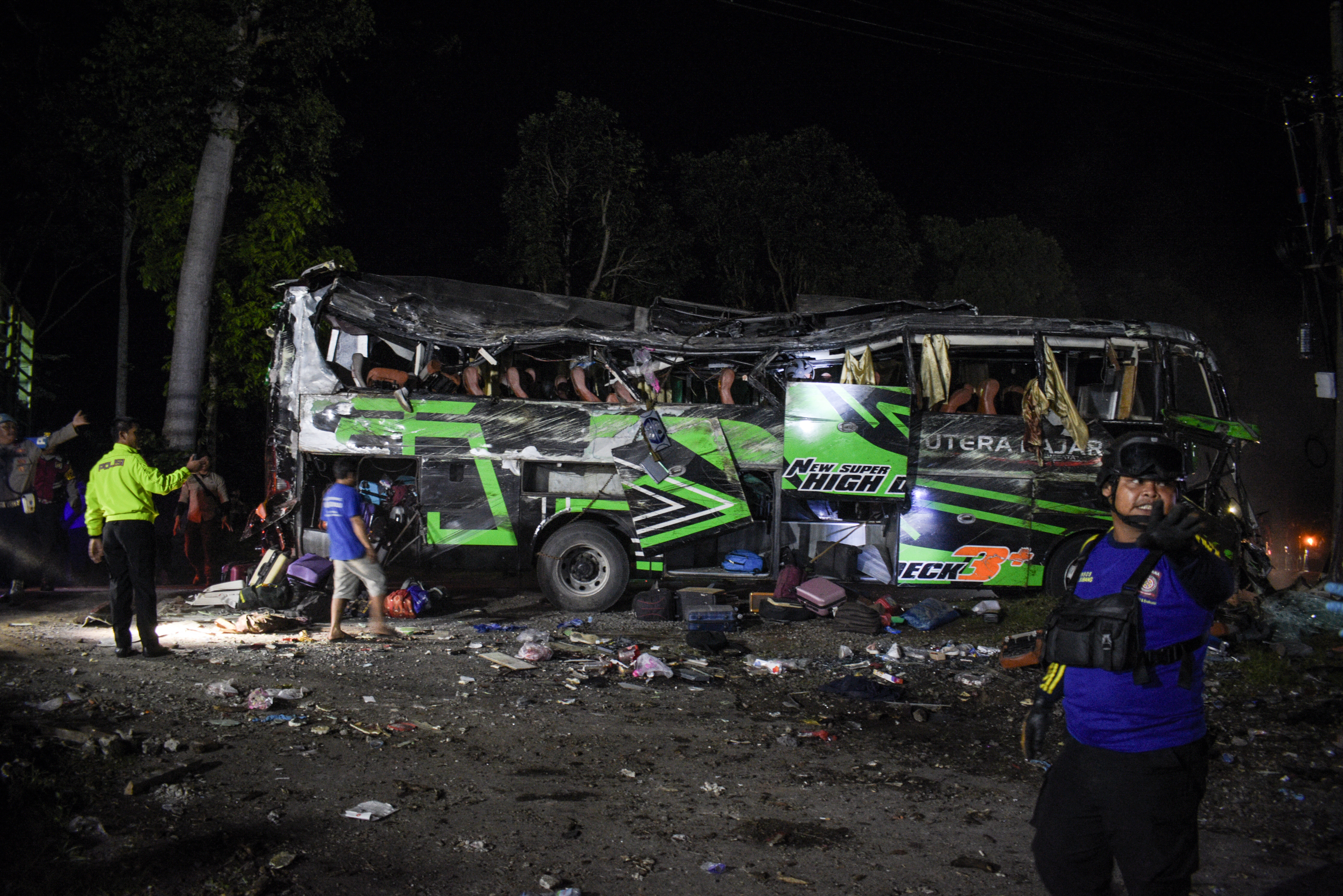 Cel puţin 11 persoane au murit într-un accident în care a fost implicat un autobuz şcolar în Indonezia