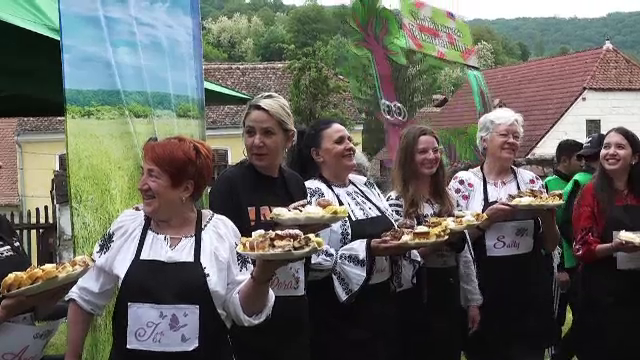 Festival de prăjituri cu rabarbăr la Saschiz, în onoarea Regelui Charles al III-lea. Localnicii au reinventat și pizza