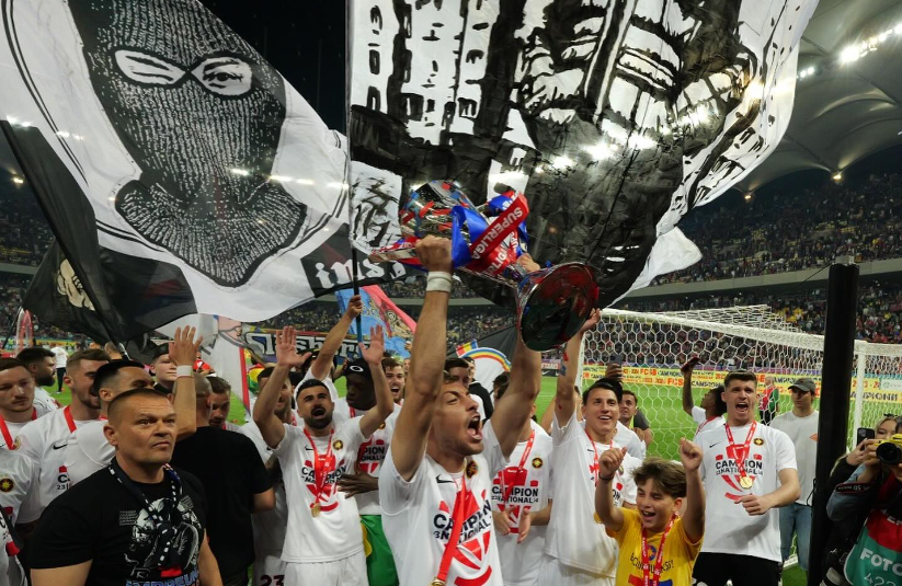 FCSB a primit trofeul de campioană a României, pe Arena Naţională, în faţa a zeci de mii de spectatori. VIDEO